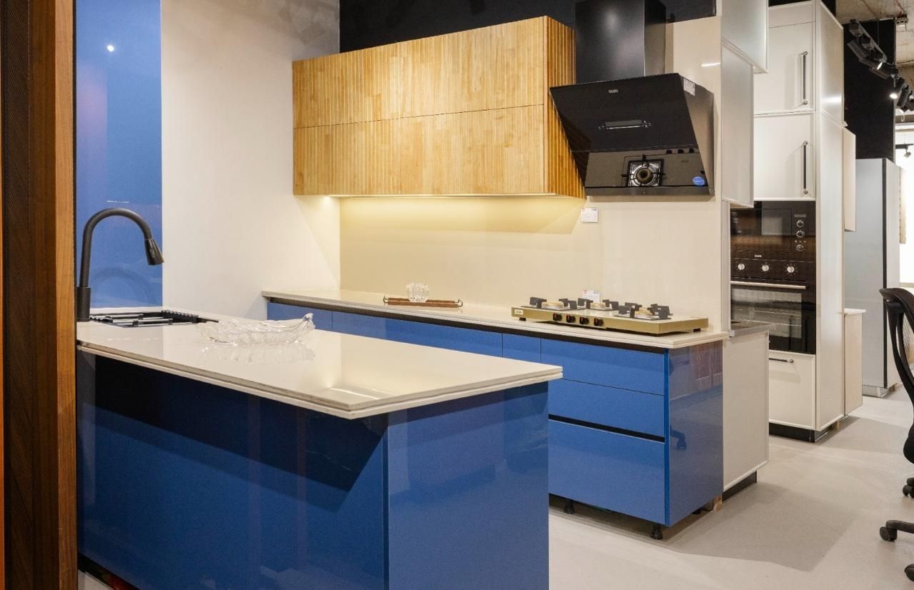 Ddesignery modular kitchen showroom in Gurgaon – L-shaped kitchen with premium laminates