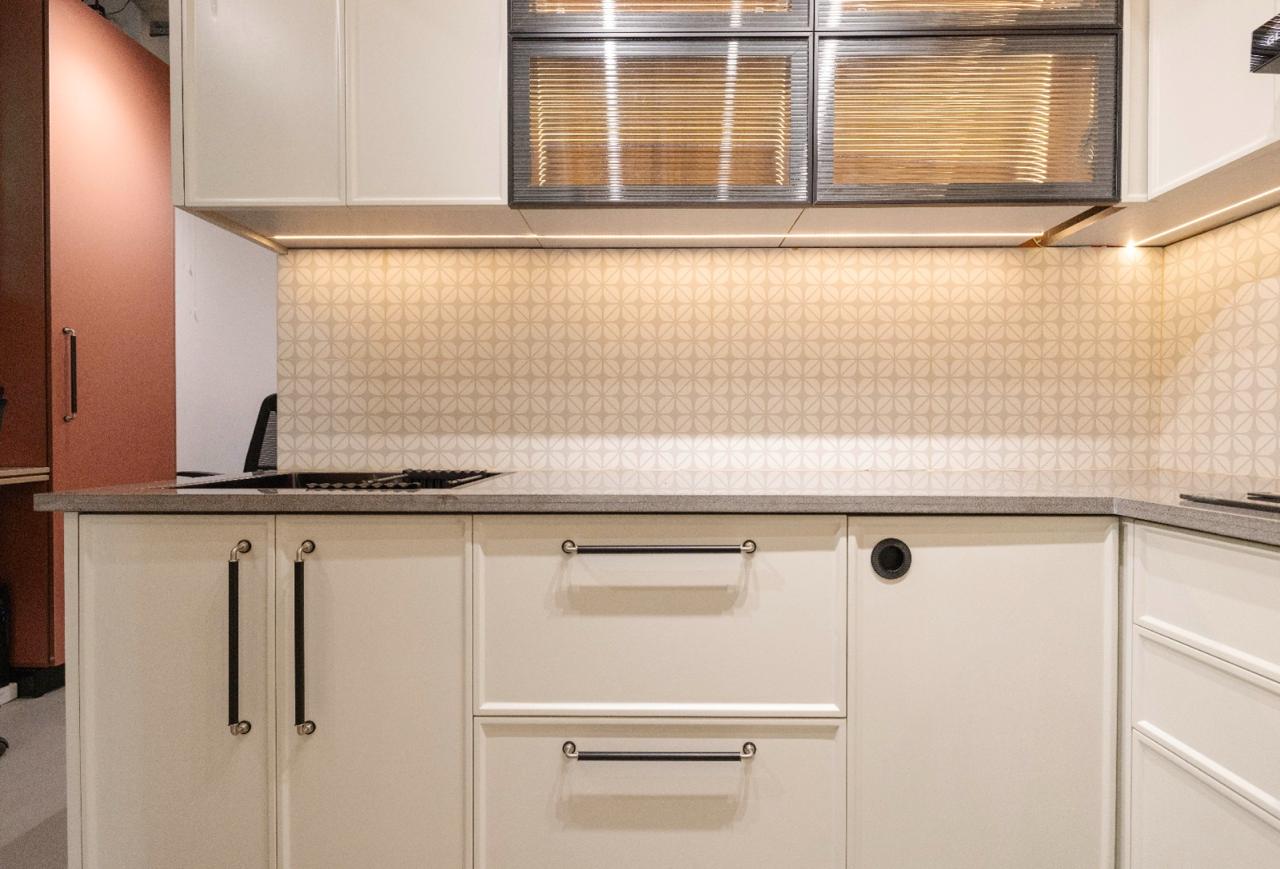 Ddesignery modular kitchen showroom in Gurgaon – L-shaped kitchen with premium laminates