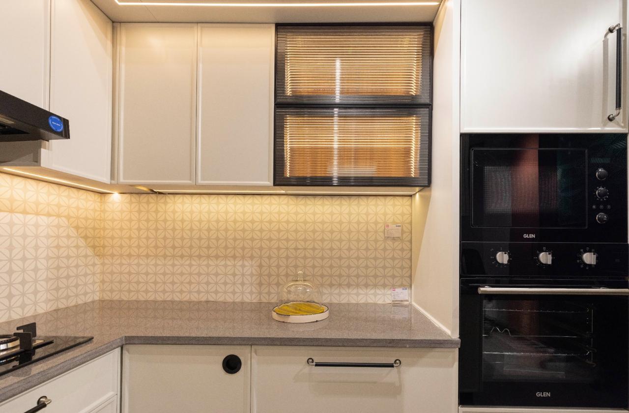Ddesignery modular kitchen showroom in Gurgaon – L-shaped kitchen with premium laminates