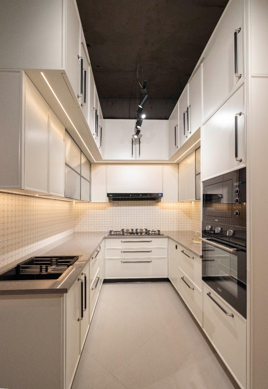 Ddesignery modular kitchen showroom in Gurgaon – L-shaped kitchen with premium laminates