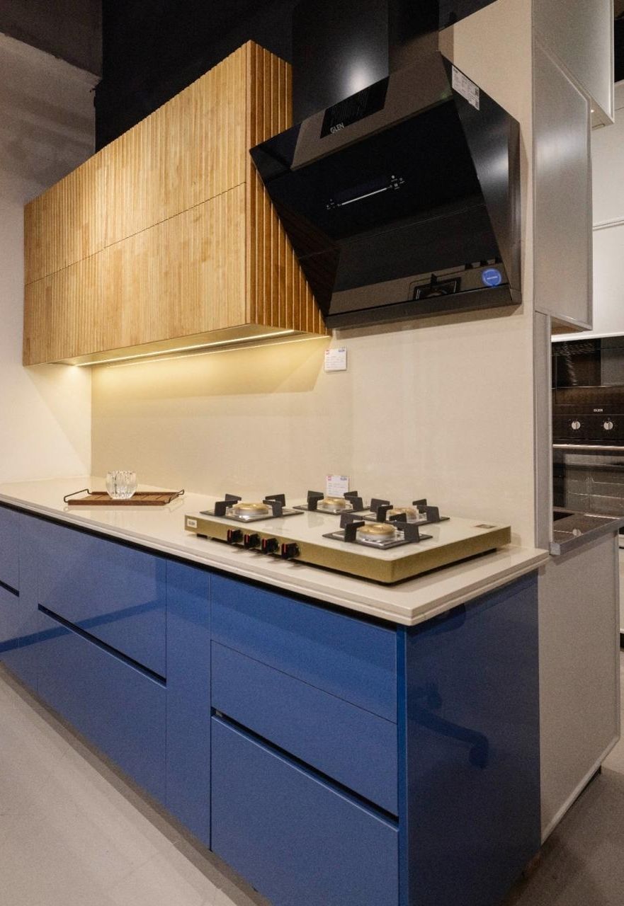 Ddesignery modular kitchen showroom in Gurgaon – L-shaped kitchen with premium laminates