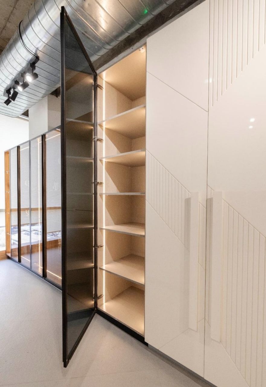 Ddesignery modular kitchen showroom in Gurgaon – L-shaped kitchen with premium laminates