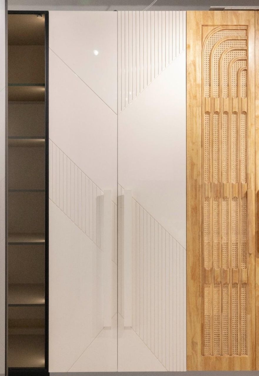 Ddesignery modular kitchen showroom in Gurgaon – L-shaped kitchen with premium laminates