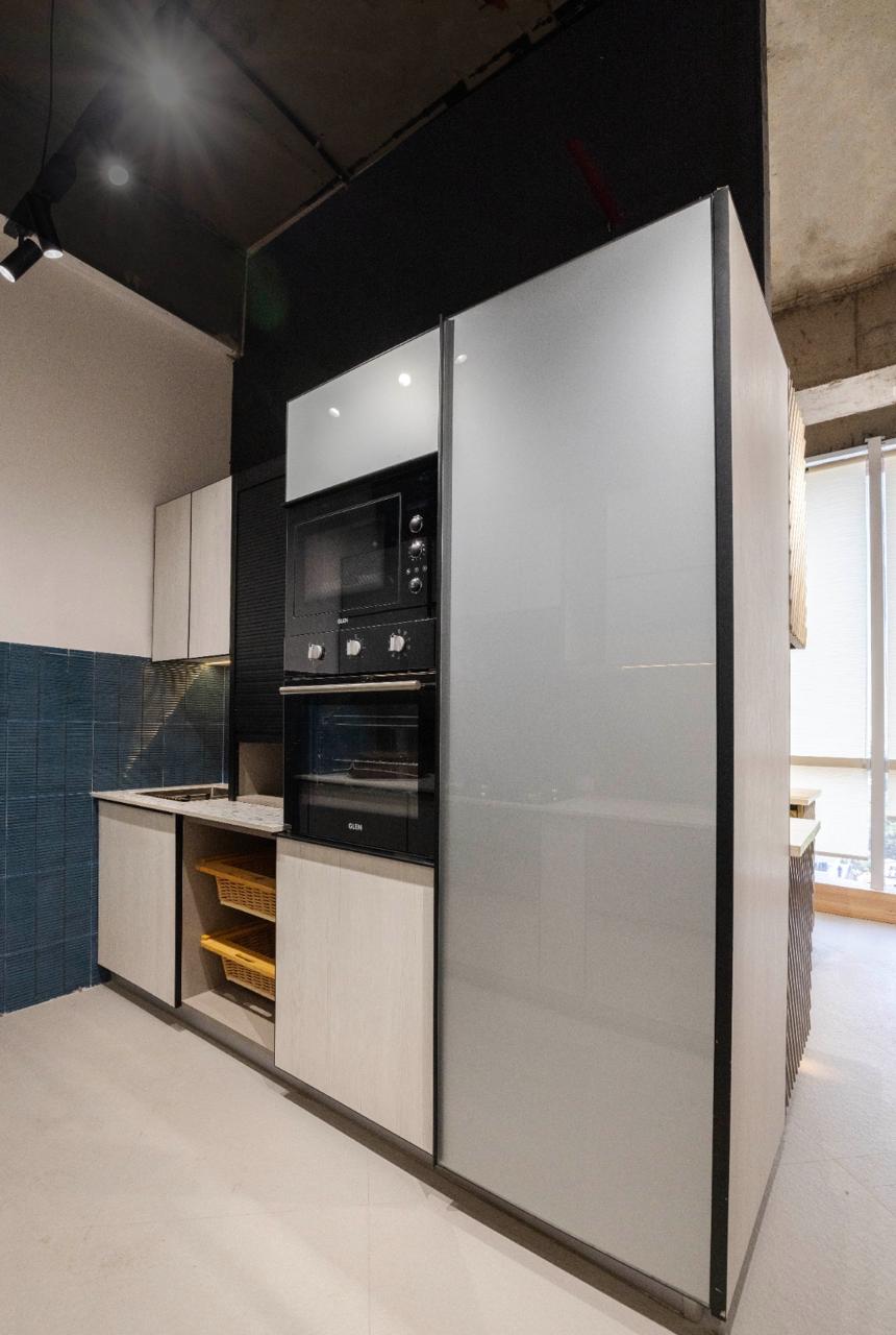 Ddesignery modular kitchen showroom in Gurgaon – L-shaped kitchen with premium laminates