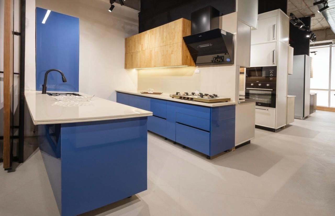 Ddesignery modular kitchen showroom in Gurgaon – L-shaped kitchen with premium laminates