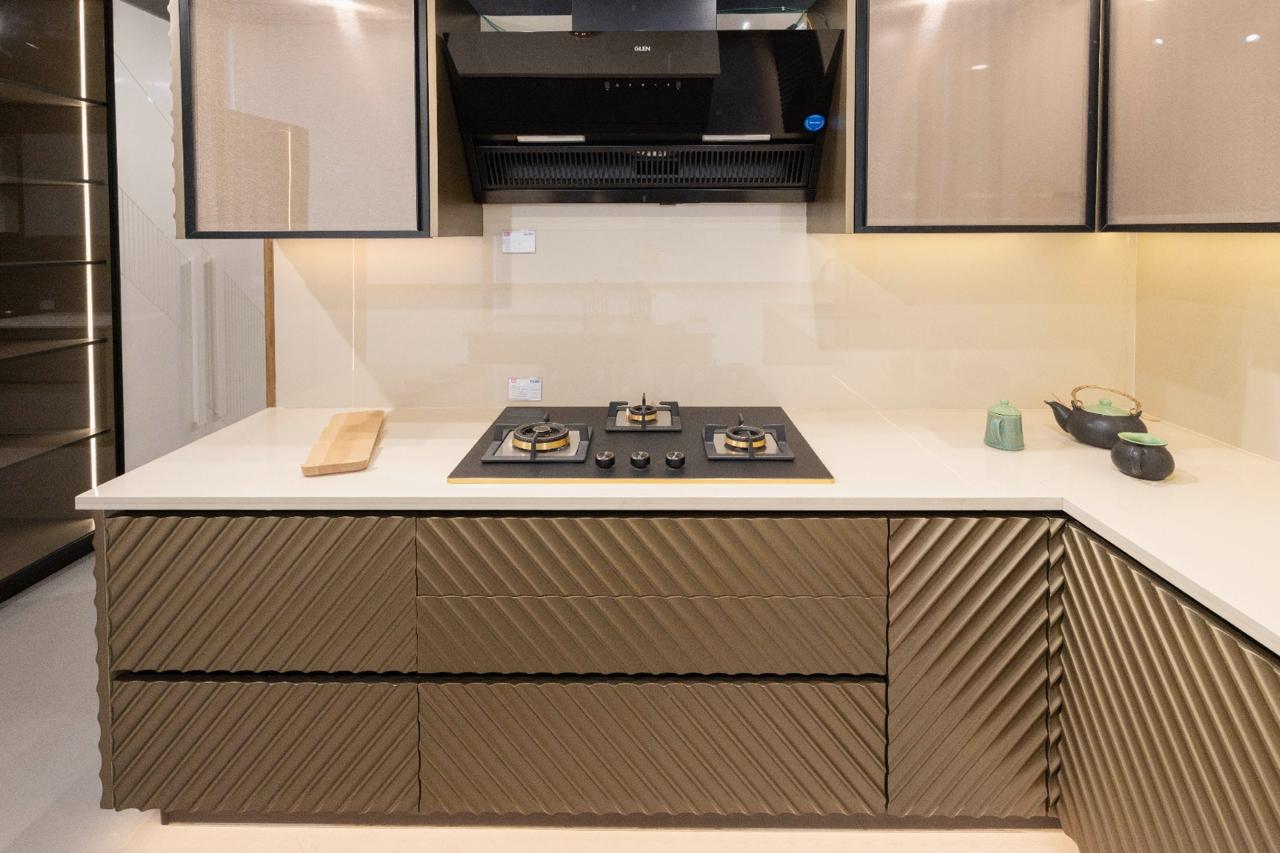 Ddesignery modular kitchen showroom in Gurgaon – L-shaped kitchen with premium laminates